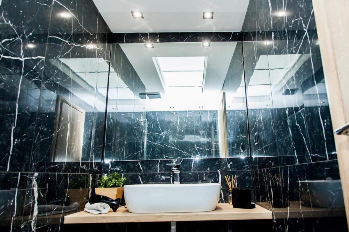 Contemporary And Chic Apartment In Central Atina Dış mekan fotoğraf
