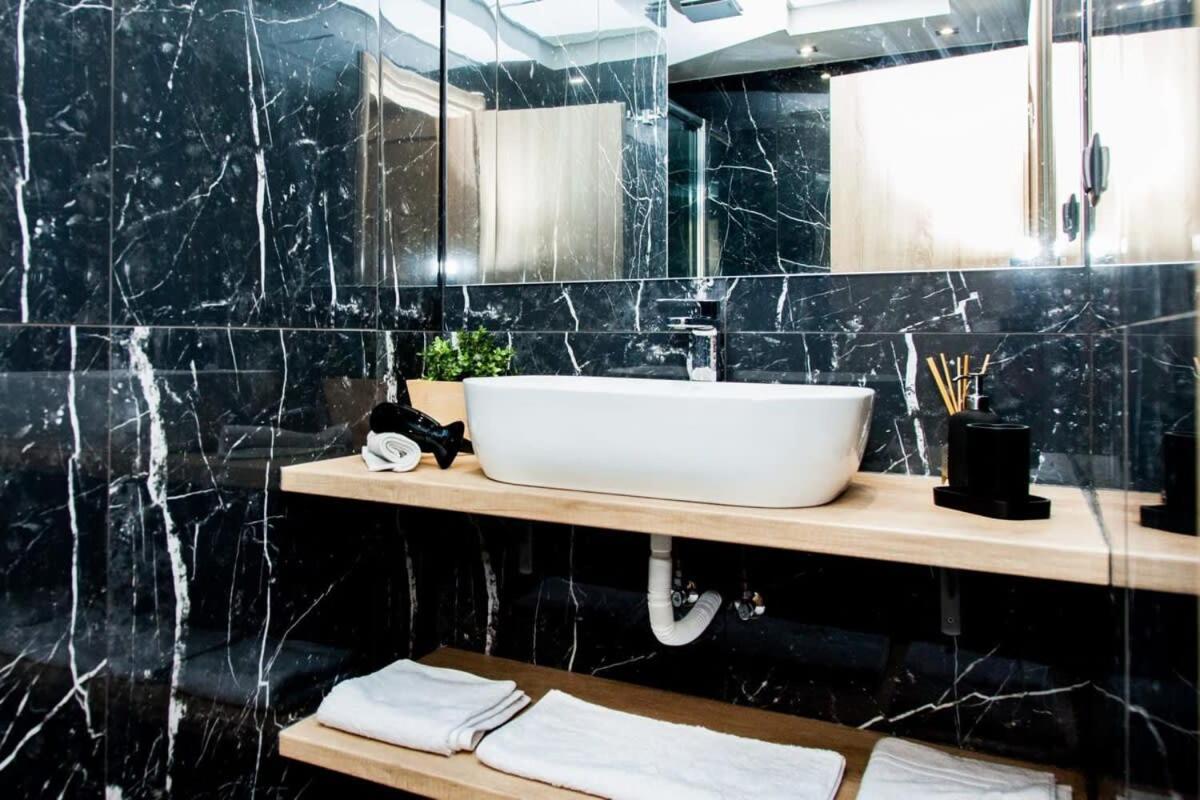 Contemporary And Chic Apartment In Central Atina Dış mekan fotoğraf
