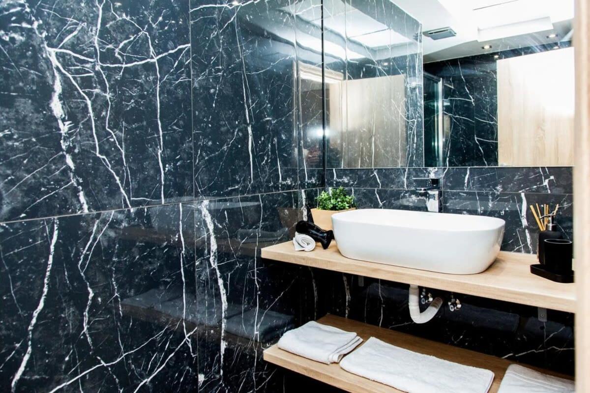 Contemporary And Chic Apartment In Central Atina Dış mekan fotoğraf